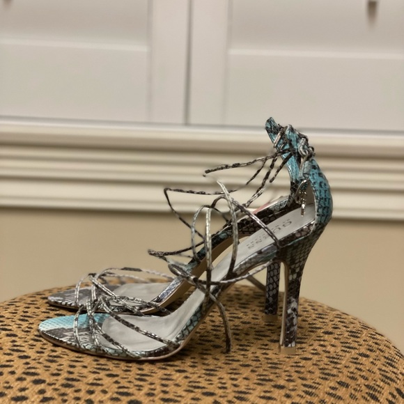 Gently used multi colored strappy heels. Size 7 - Picture 3 of 4